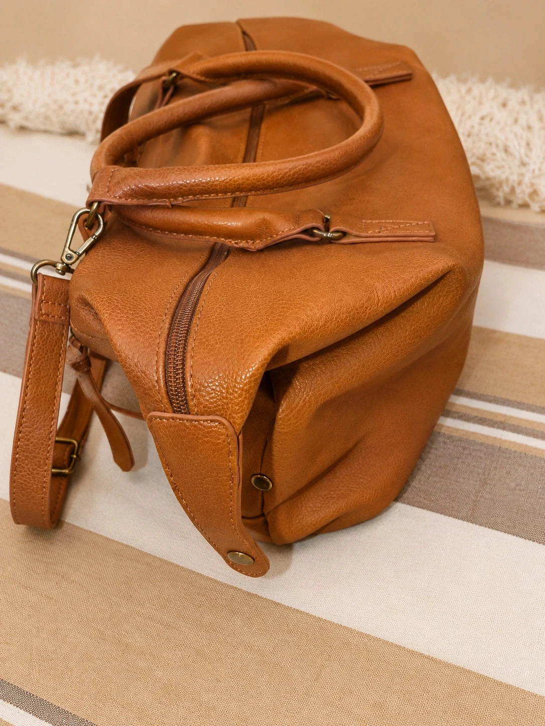 Large camel weekend bag with leather effect and removable shoulder strap – photo 3